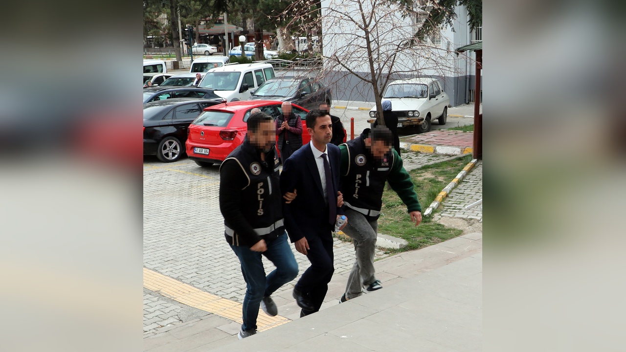 Belediye Başkanı Rüşvet ve Zimmet Suçlamasıyla Gözaltına Alındı