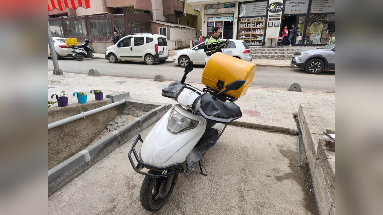 Motokurye, Köpeklerin Takibi Sonucu Kaza Geçirdi
