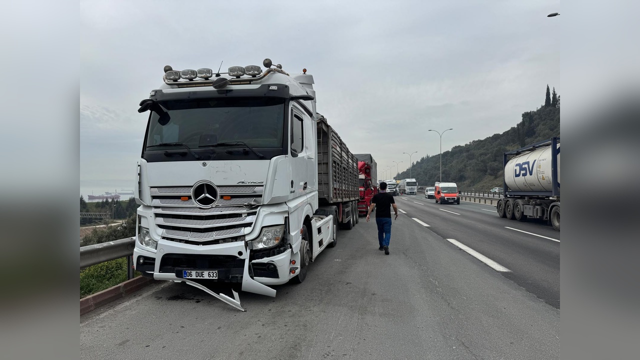 TEM Otoyolu'nda Zincirleme Kaza: 4 TIR Çarpıştı, 1 Yaralı