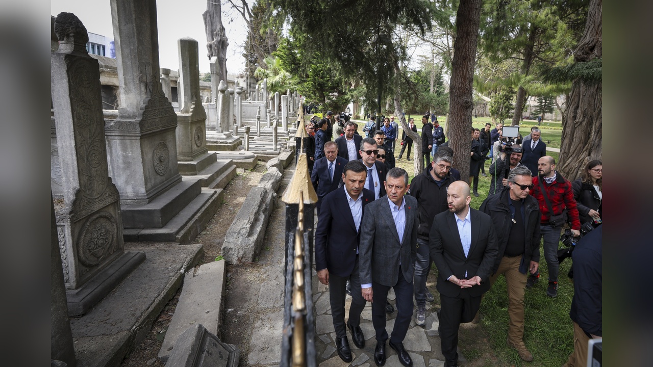 Özgür Özel, Şehzadebaşı Camii'nde İncelemelerde Bulundu