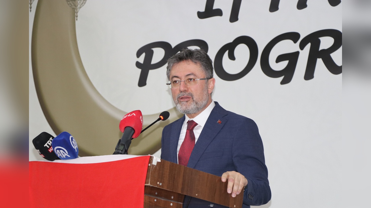 Yüksekova Spor Kadın Futbol Takımı'nın Kupa Töreni Bakanların Katılımıyla Gerçekleşti