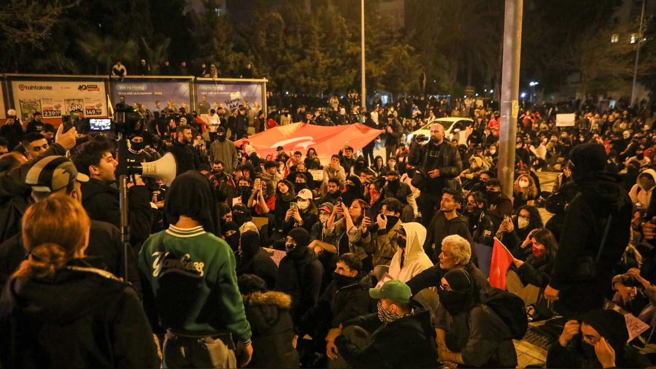 Antalya'da Göstericiden Sükunet Uyarısı