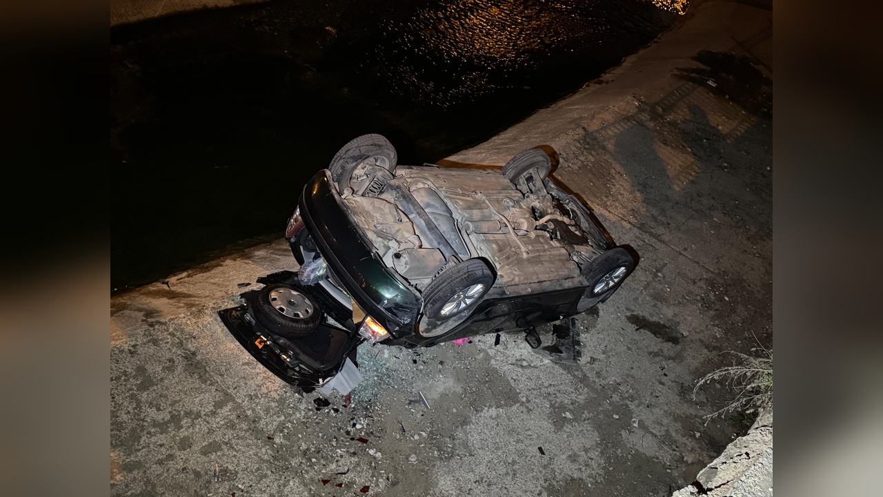 Otomobilin geri kayması sonucu dere yatağına düşmesiyle iki kişi yaralandı