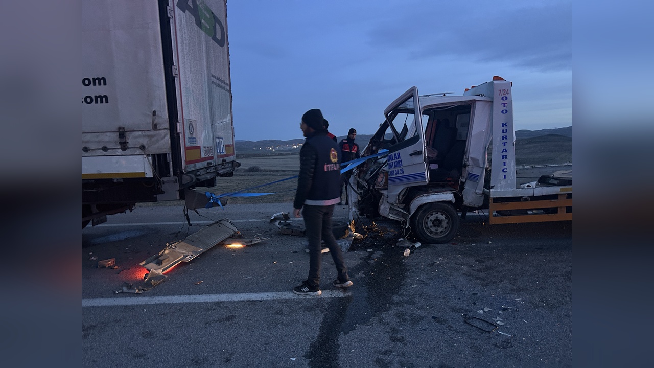 TIR'a Çekici Çarpması Sonucu 4 Yaralı