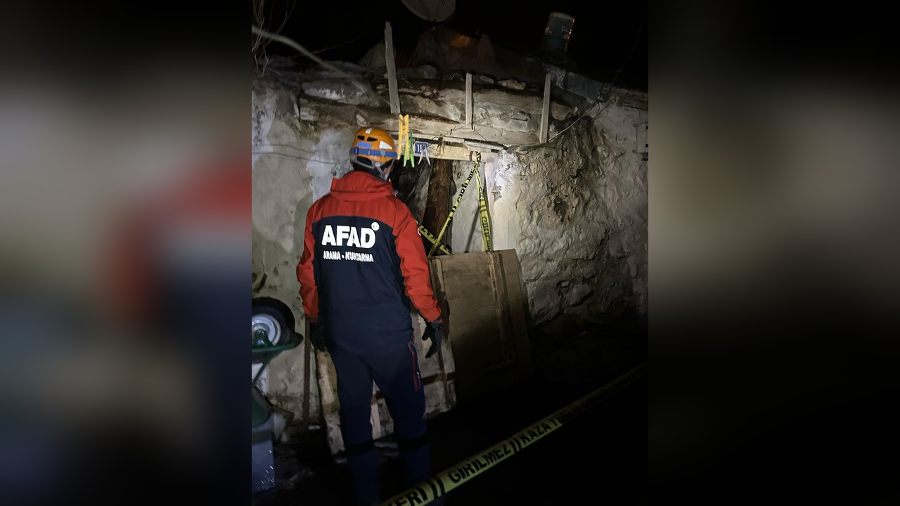 Evdeki toprak tavan çökmesi sonucu 3 kişi mahsur kaldı