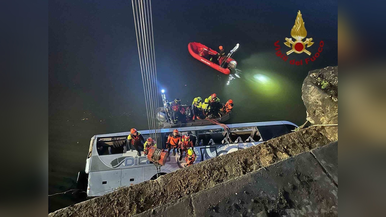 İtalya'da Otobüs Nehre Düşerek Bir Kişinin Hayatını Kaybetmesine Neden Oldu