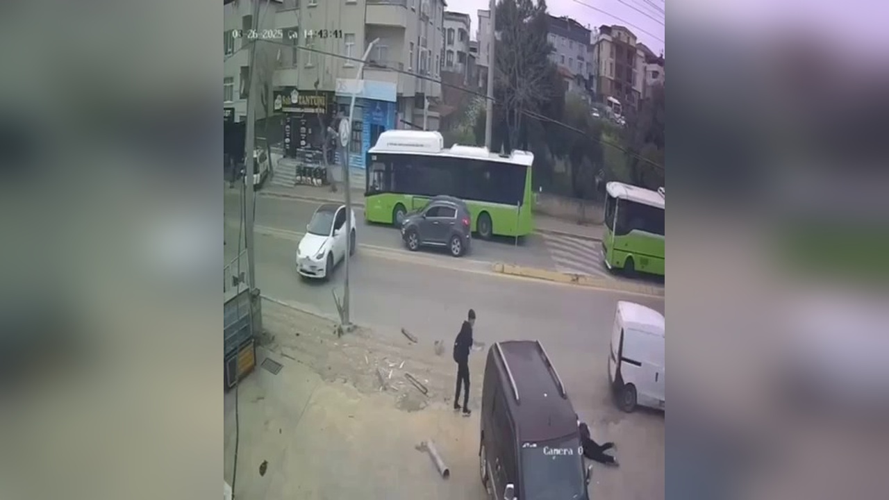 Savrulan Araç Yayaya Çarptı, İki Kişi Yaralandı