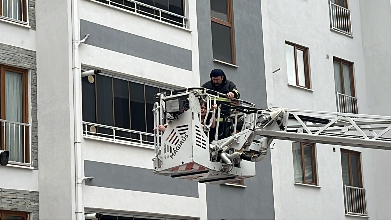 İstanbul'da 7 Katlı Apartmanda Yangın: 8 Kişi Dumandan Etkilendi