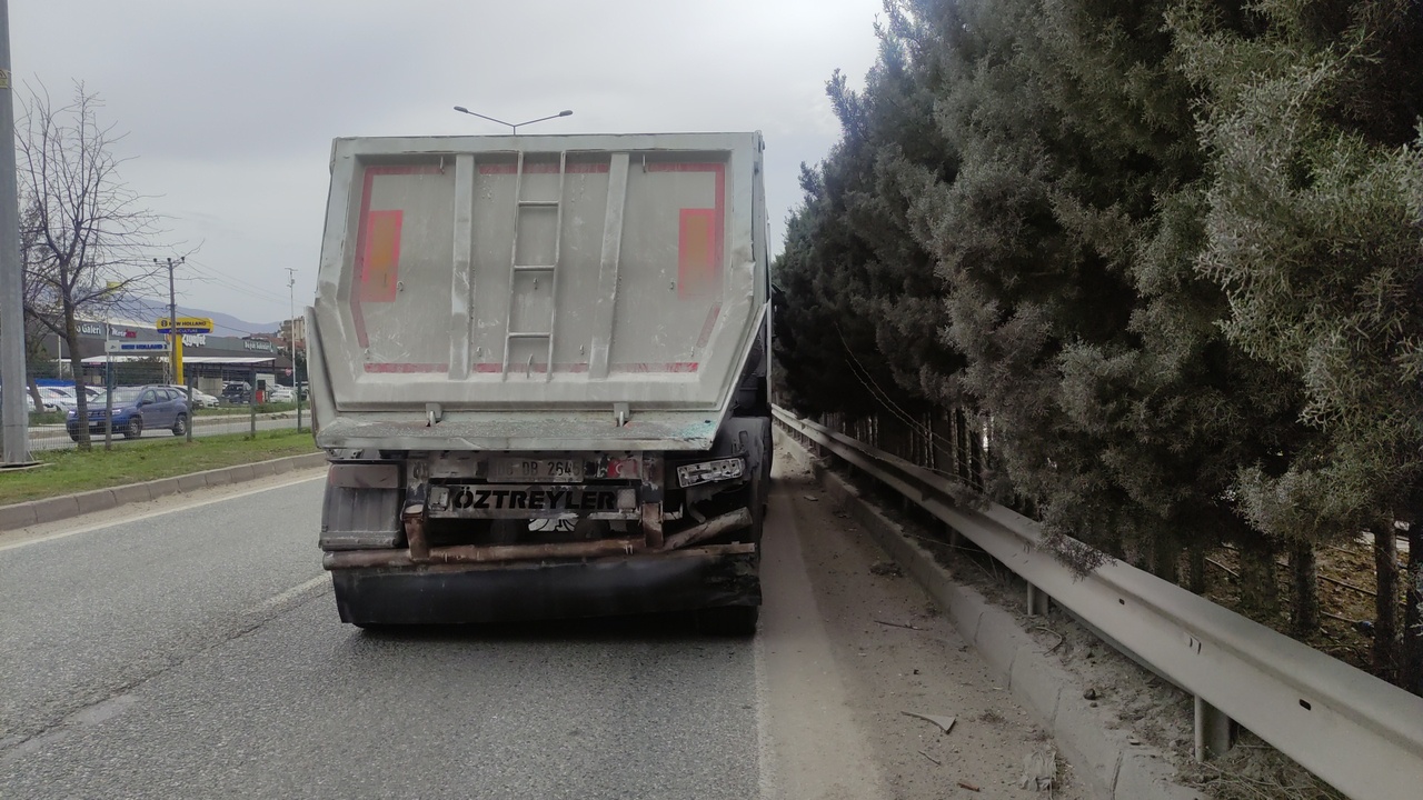 Ambulans ile Hafriyat Kamyonu Çarpıştı: İki Kişi Yaralandı
