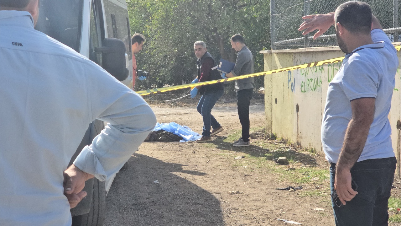 Arkadaşlarıyla Şakalaşan Öğrenci Servis Minibüsünün Altında Kaldı