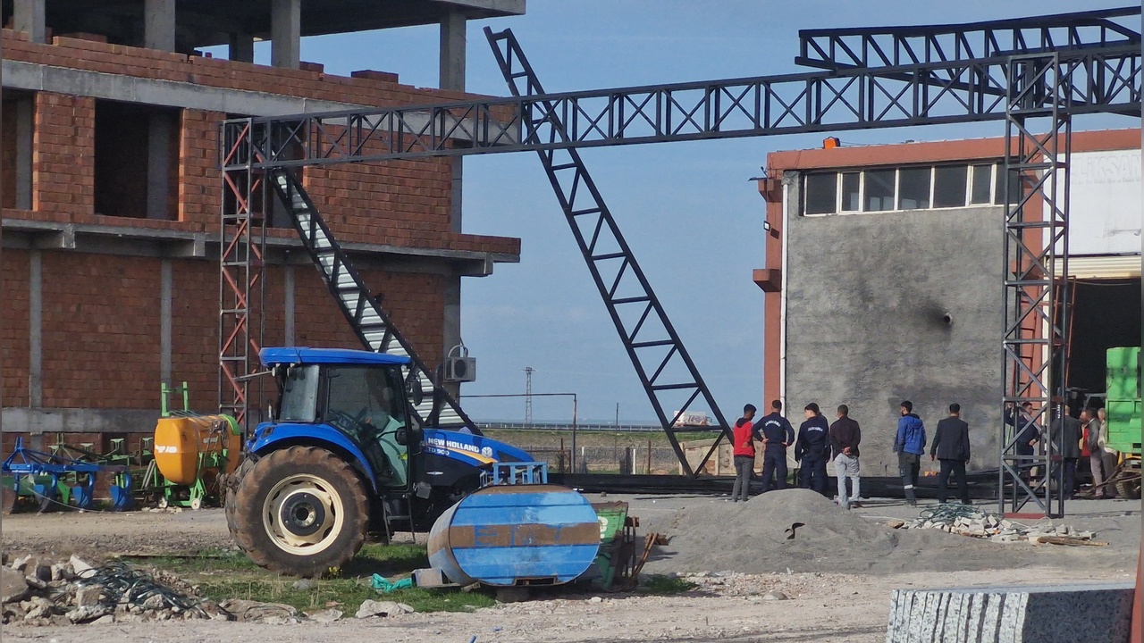 Yapım Aşamasındaki Atölyenin Çatısı Çöktü, 5 Kişi Yaralandı