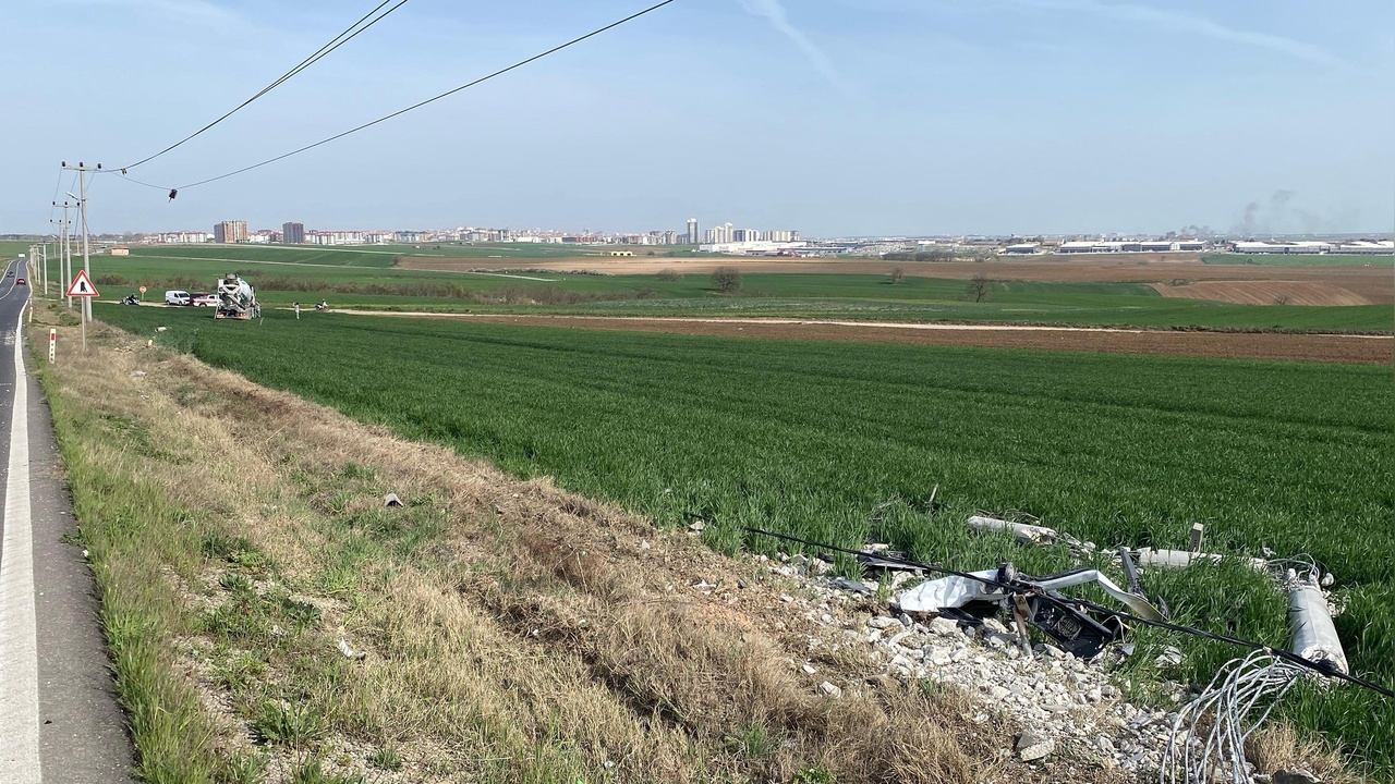 Beton Mikseri Direğe Çarptı, Sürücü Yaralandı