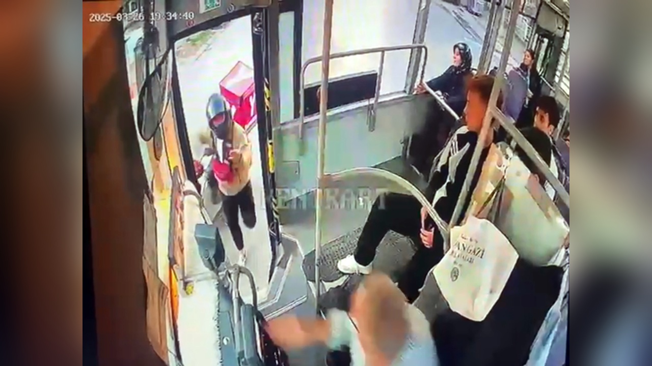 Midibüs Şoförü ve Motokurye Arasında Bıçaklı Kavga: 3 Yaralı