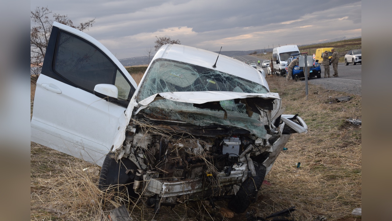 Van'da Üç Araçlı Trafik Kazasında Altı Kişi Yaralandı
