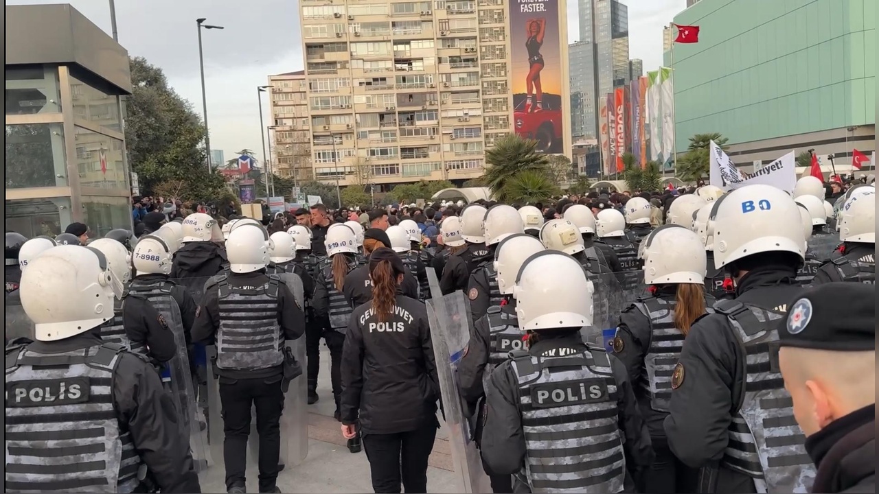 Şişli'de İzinsiz Yürüyüşte Gözaltılar Gerçekleşti