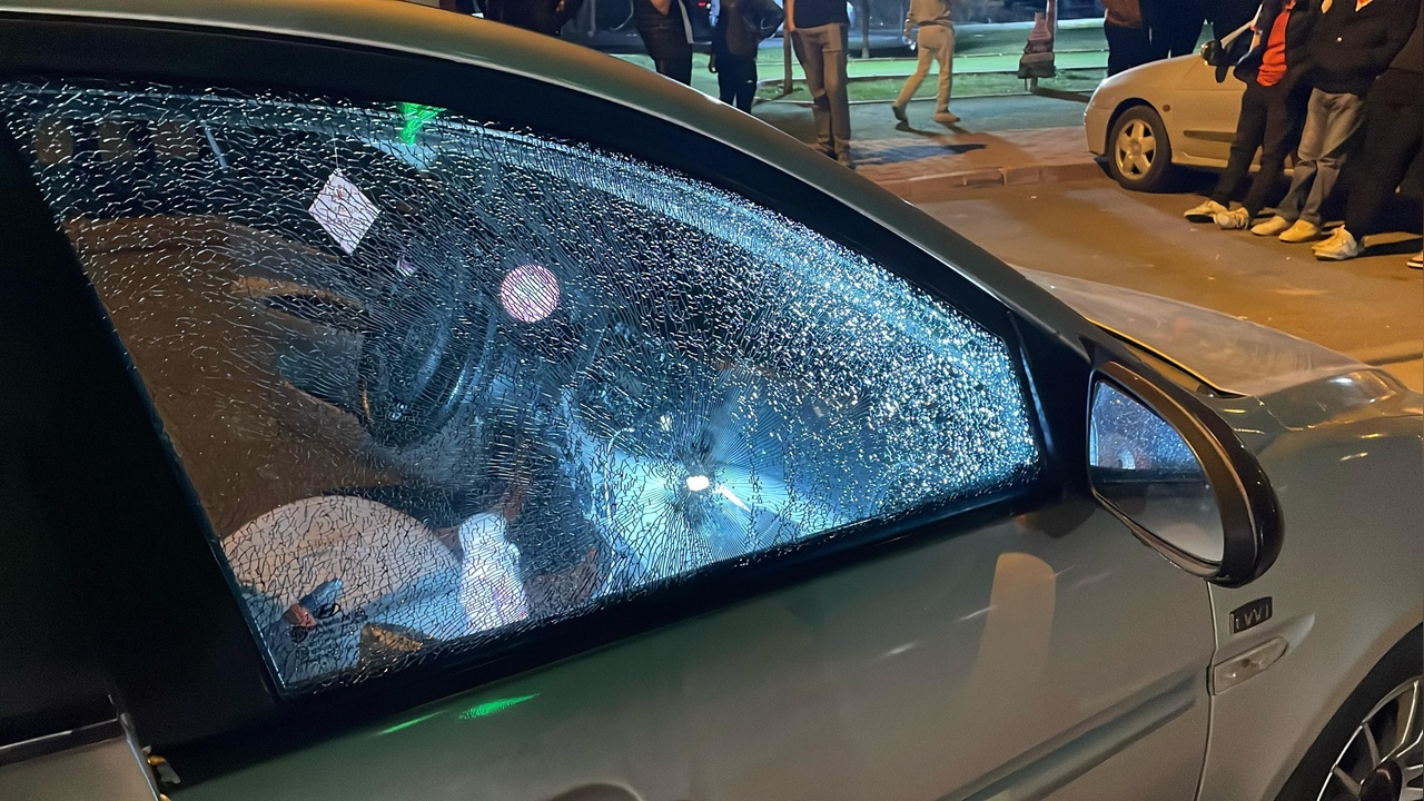 Silahlı Saldırı: Otomobilinde Yaralanan Kişi Hastaneye Kaldırıldı