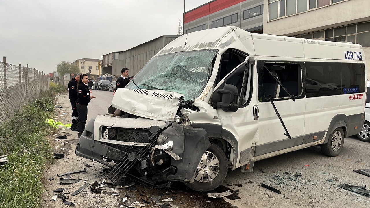 Minibüs ve TIR Çarpıştı, 8 Kişi Yaralandı
