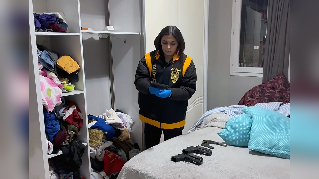 Evdeki Valiz ve Gardıroptan 21 Ruhsatsız Tabanca Ele Geçirildi