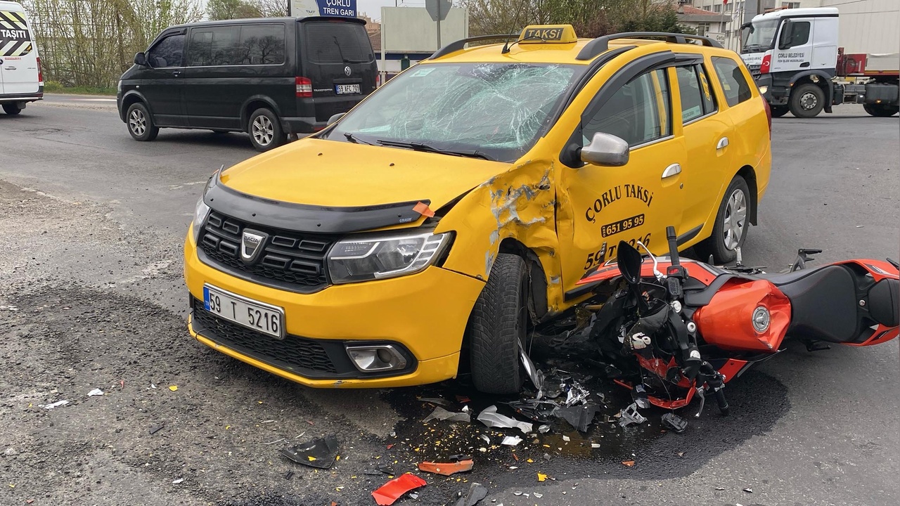 Motosiklet Sürücüsü Taksiyle Çarpıştı, Ağır Yaralı