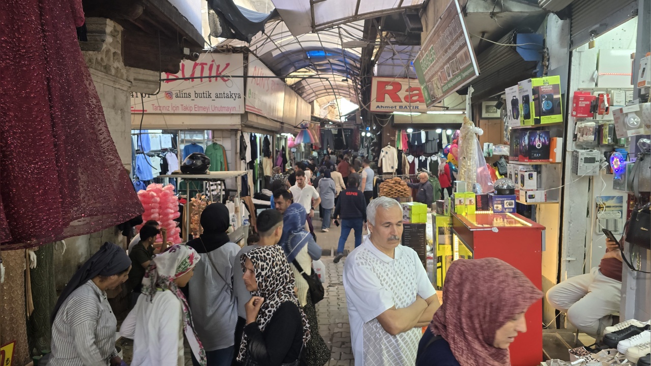 Uzun Çarşı'da Ramazan Bayramı Yoğunluğu Artıyor