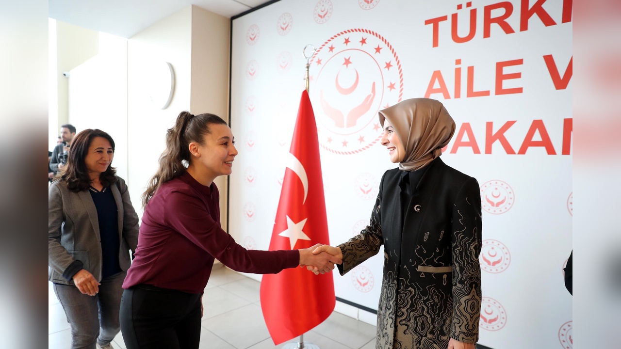 Bakan Göktaş, Bayramda Bakanlık Personeliyle Bir Araya Geldi