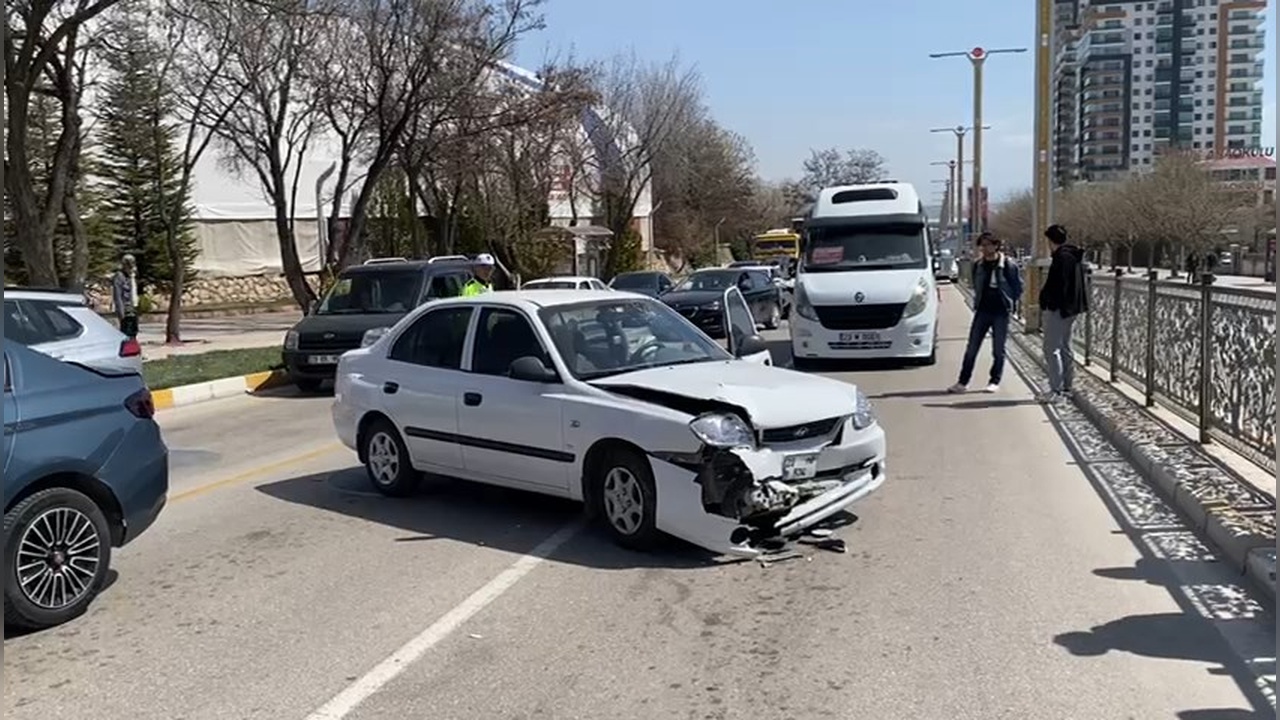Elazığ'da Trafik Kazası: Zeynep Ağır Yaralı