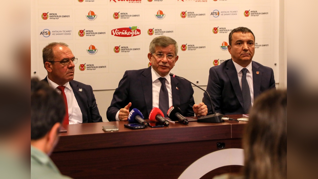 Davutoğlu'ndan Bayram Mesajı: Gençler Aileleriyle Birlikte Olmalı