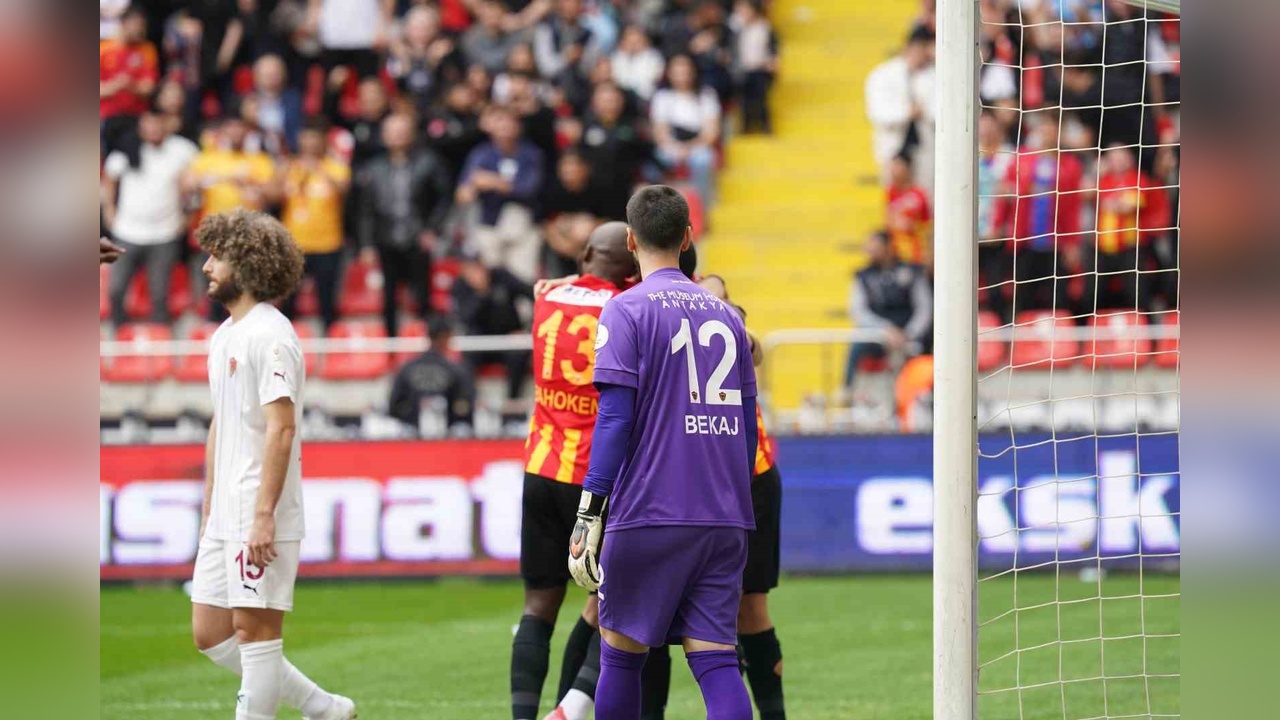 Kayserispor, Atakaş Hatayspor'u İlk Yarıda Geçti