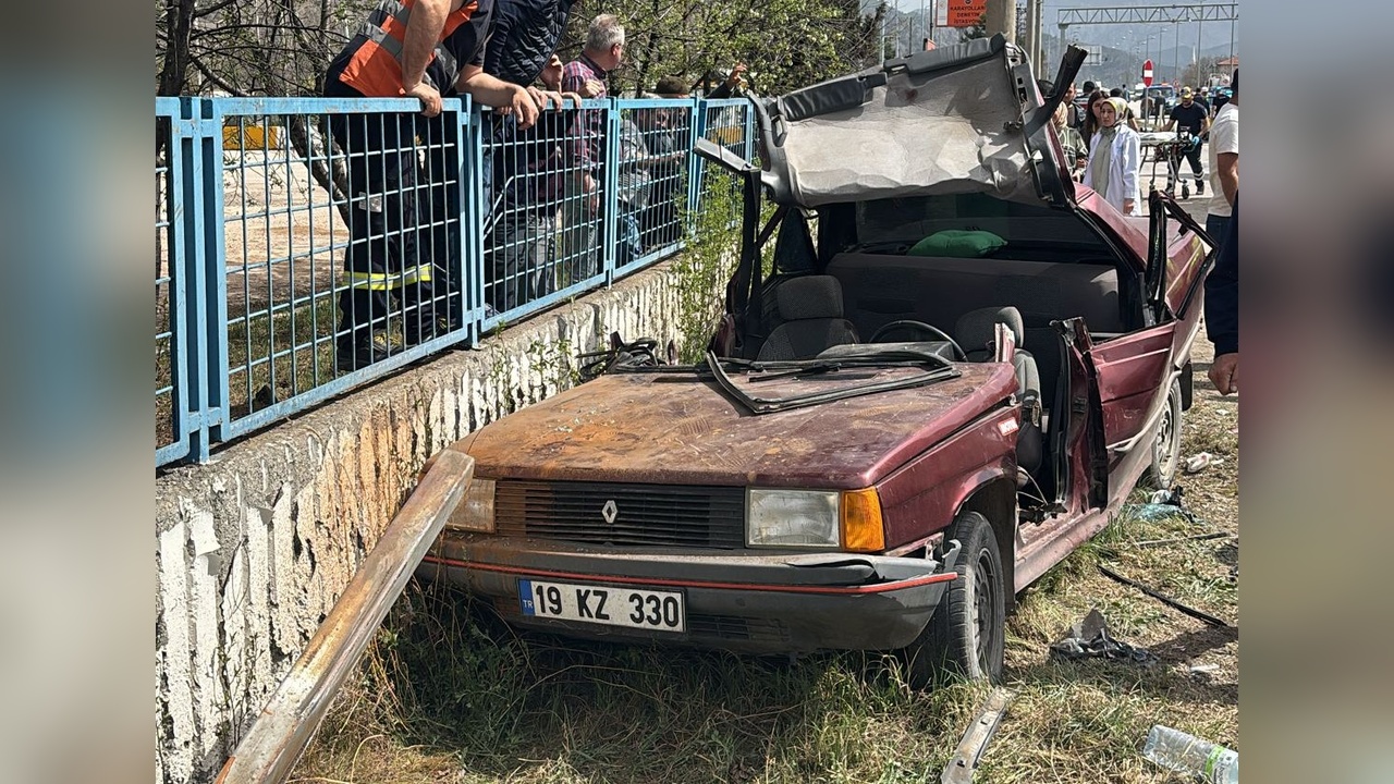 Amasya'da Otomobil Reklam Panosuna Çarptı, 5 Kişi Yaralandı