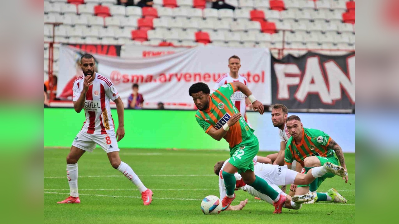Antalyaspor, Alanyaspor'u 2-1 Yenerek Üst Sıralara Tırmandı
