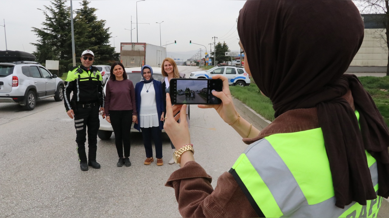 Trafik Polisleri Yolcularla Fotoğraf Çekilme Uyarısında Bulundu