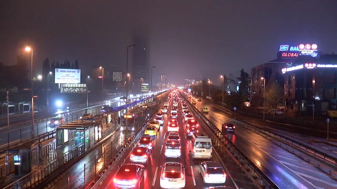İstanbul'da Gece Trafik Yoğunluğu Devam Etti