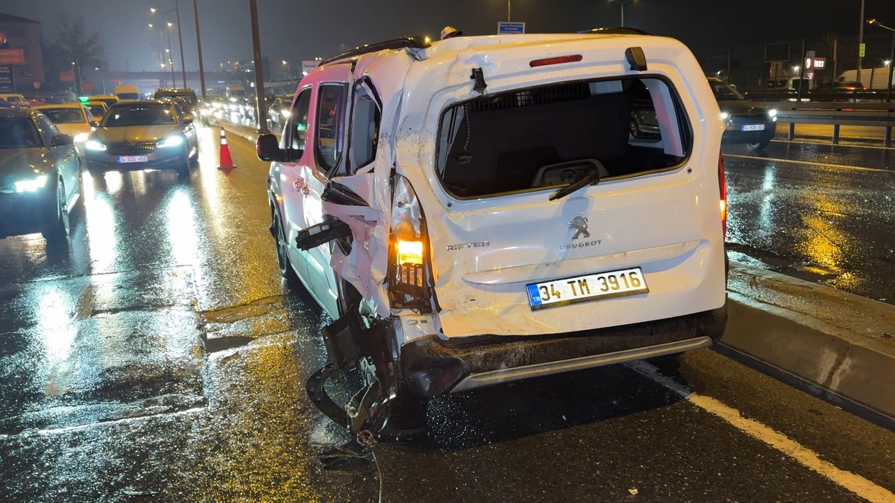 Avcılar'da Trafik Kazası: Kamyonet Hafif Ticari Araca Çarptı