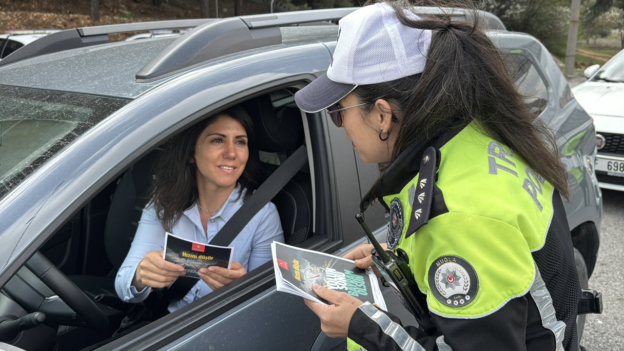 Muğla'da Bayram Öncesi Tatilci Yoğunluğu: Kilometrelerce Araç Kuyruğu