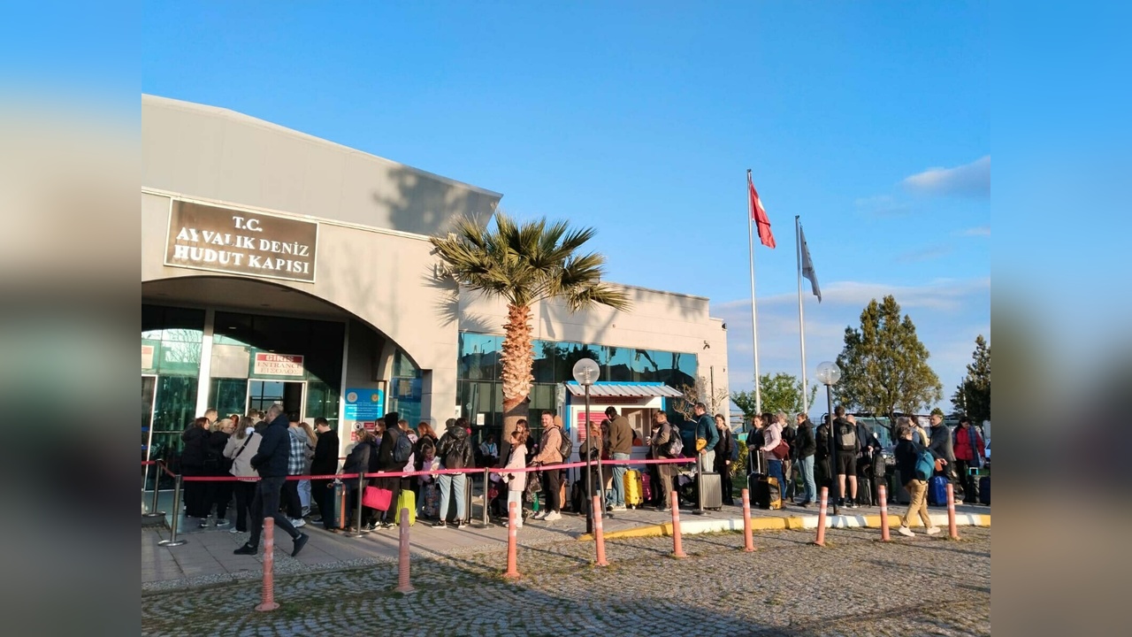 Ayvalık'ta Midilli İçin Uzun Kuyruklar Oluştu