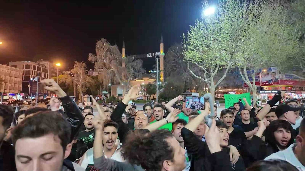 Denizlispor Başkanı Açlık Grevini Sonlandırdı, Taraftarlar Destek İçin Toplandı