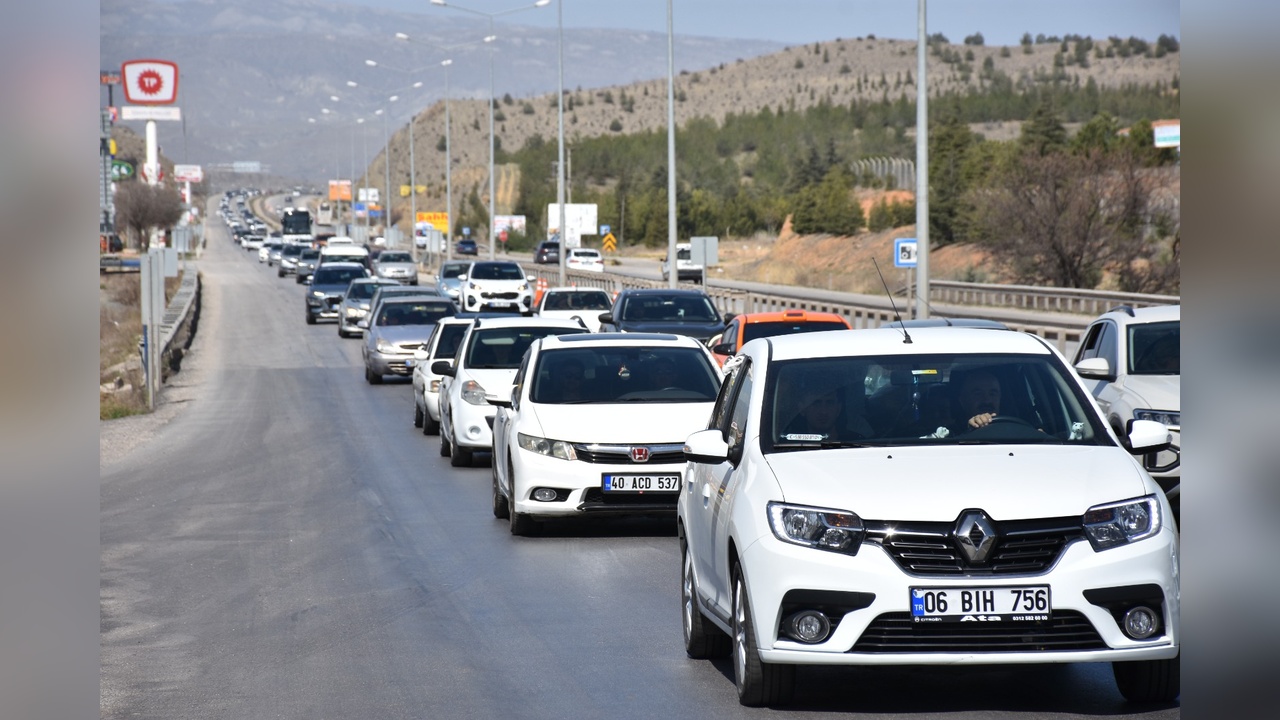Kırıkkale'de Bayram Tatili Trafiği Yoğunlaştı