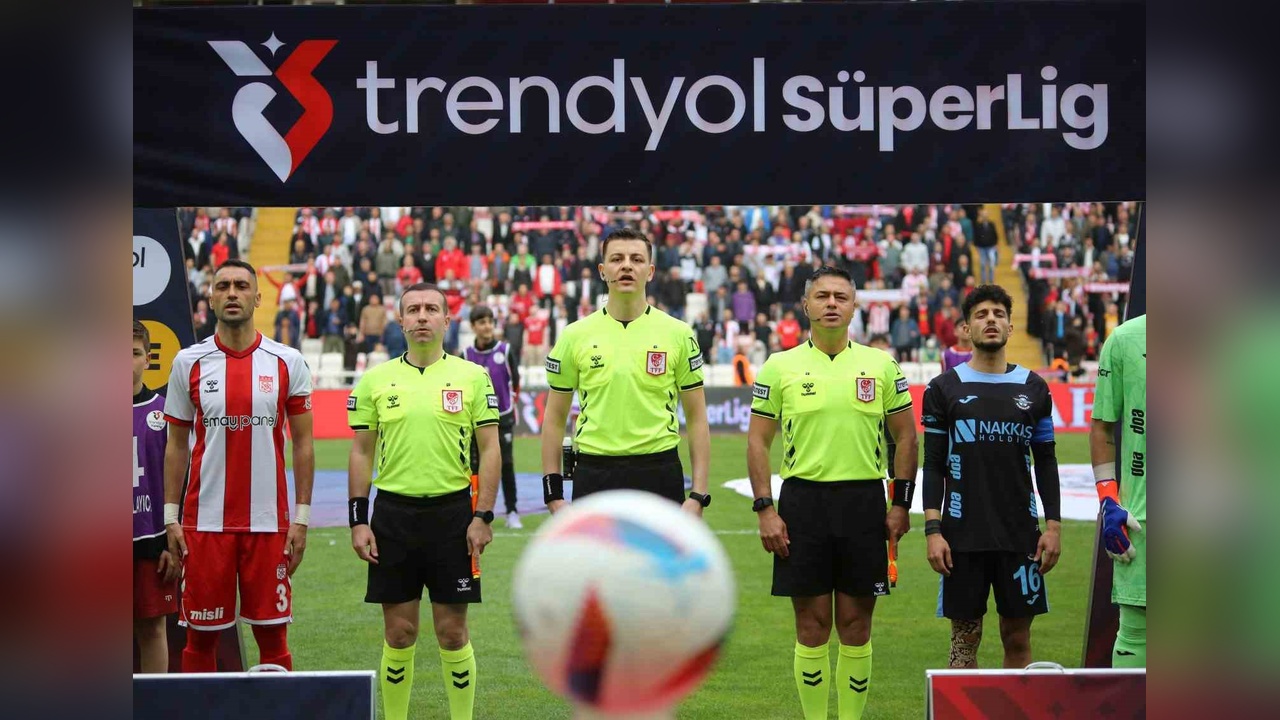 Sivasspor, Adana Demirspor'u İlk Yarıda Geçti