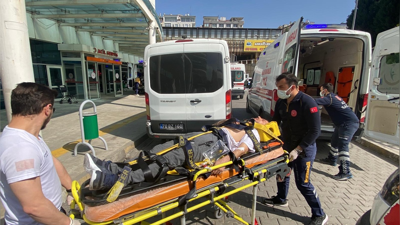 Park Halindeki TIR'a Çarpan Otomobilde 5 Kişi Yaralandı