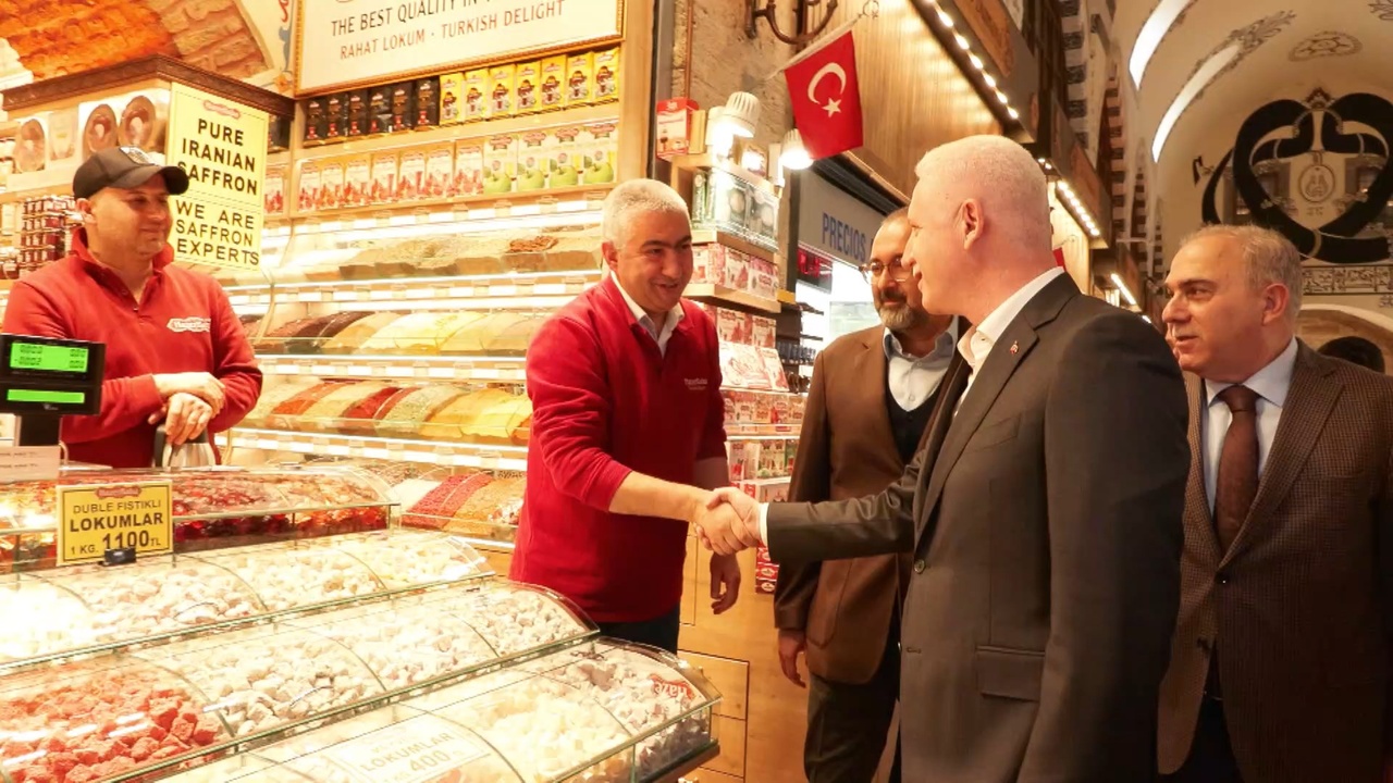 Vali Gül, Eminönü Mısır Çarşısı'nda Esnafla Bayramlaşma Töreni Düzenledi