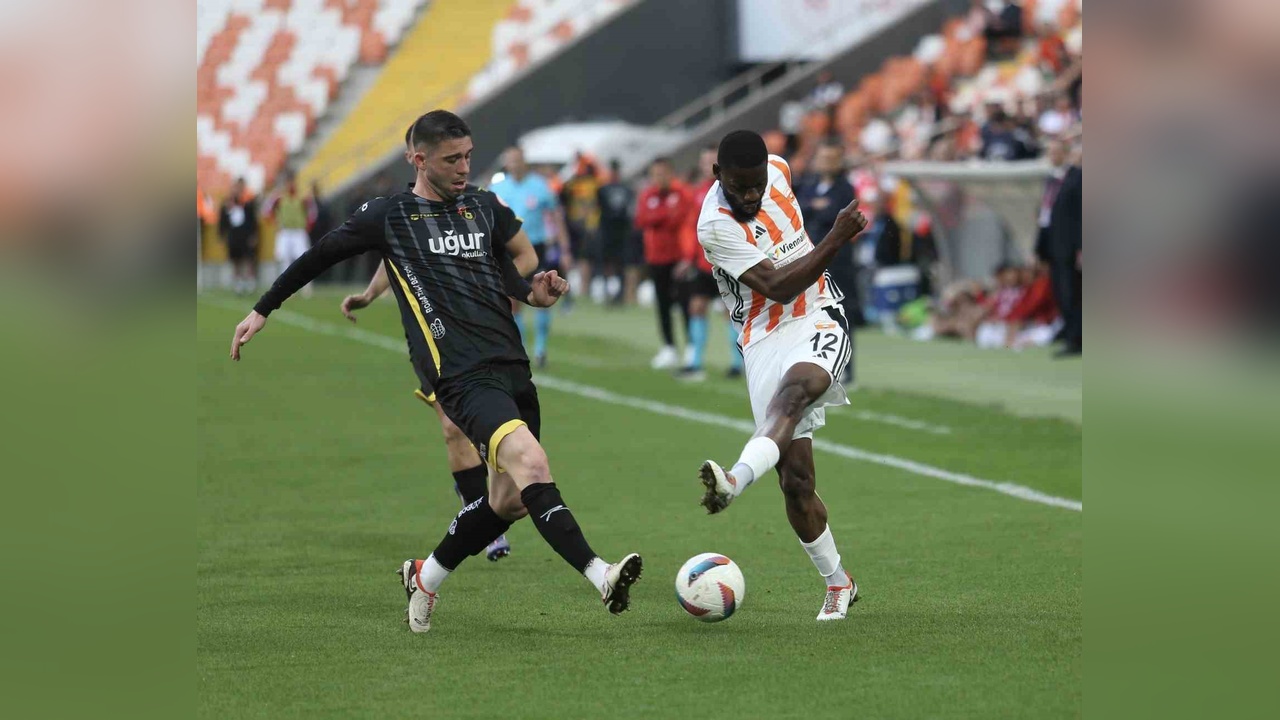 İstanbulspor, Adanaspor'u 2-0 Mağlup Etti