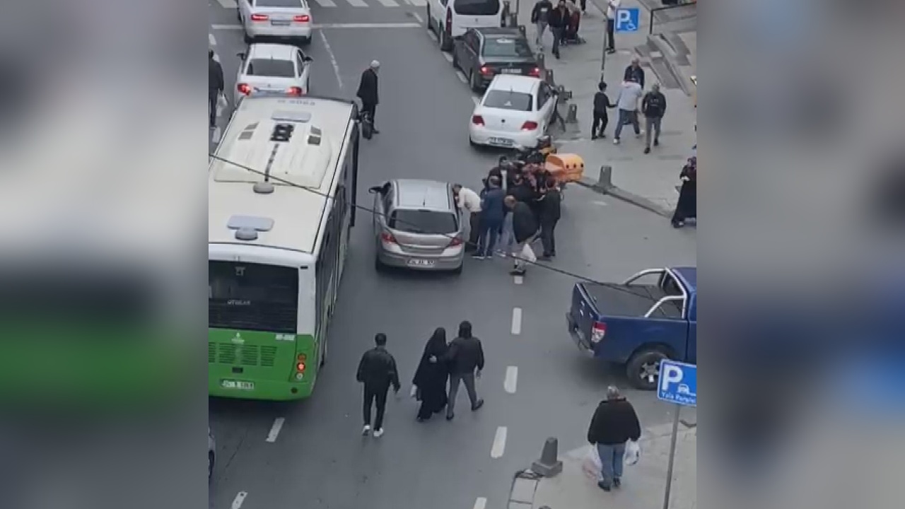 İstanbul'da Trafik Kavgası: Çevredekiler Araya Girdi
