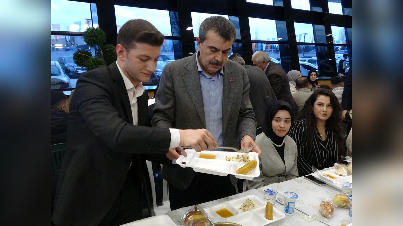 Bakan Tekin'den Sokağa Davet Eleştirisi