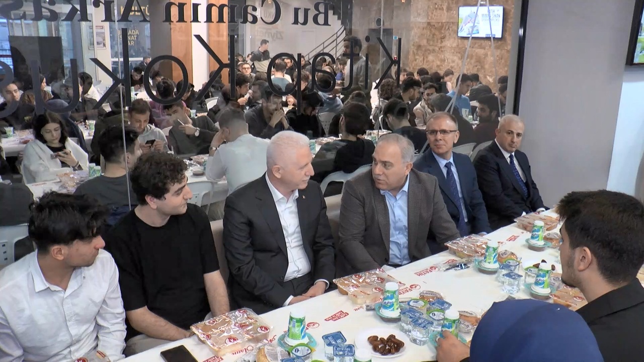 İstanbul Valisi Davut Gül, Ramazan Ayı'nın Son İftarında Gençlerle Bir Araya Geldi