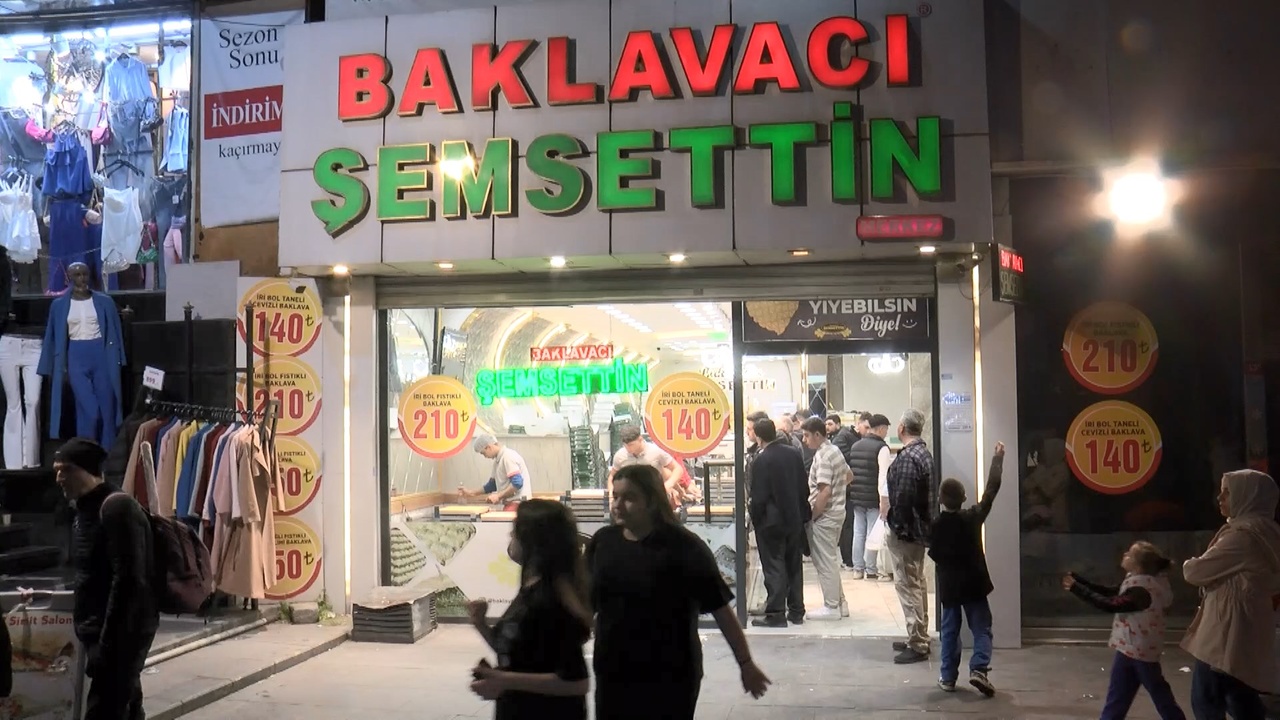 Şirinevler'de Baklava Kuyruğu Uzadı