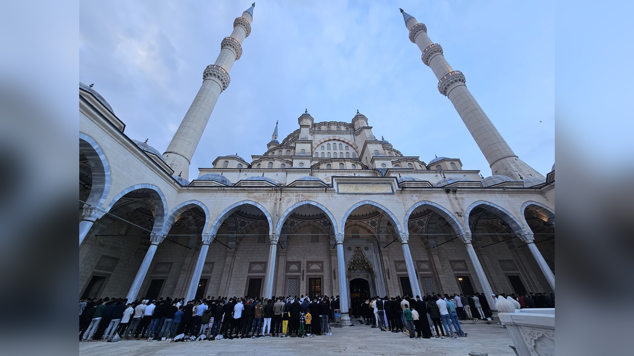 Adana'da Ramazan Bayramı Namazı İçin Saflar Oluşturuldu