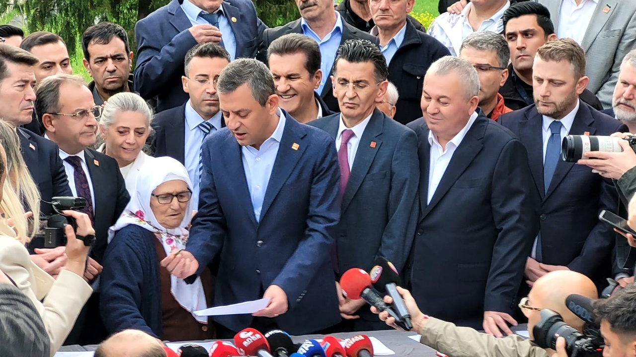 Özgür Özel, İmamoğlu'na Destek İçin Trabzon'da İmza Kampanyası Başlattı