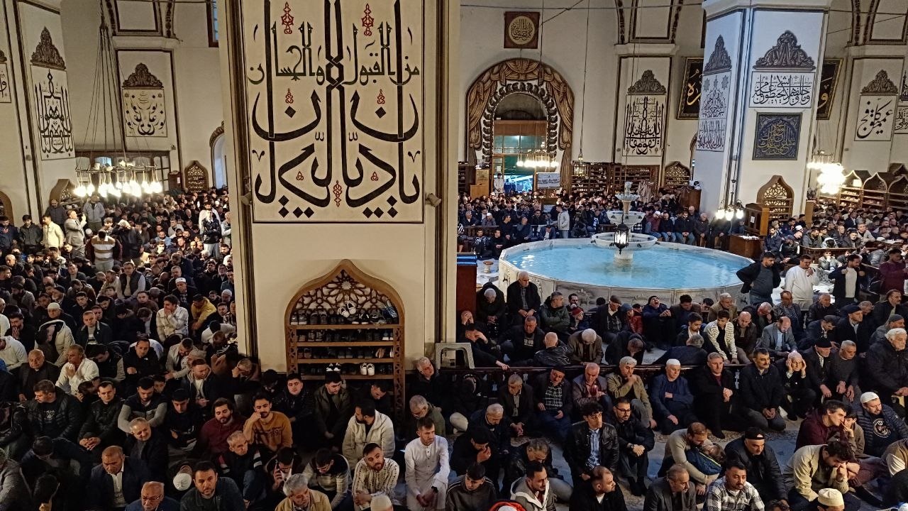 Bursa'da Bayram Namazı İçin Ulu Cami'ye Yoğun İlgi