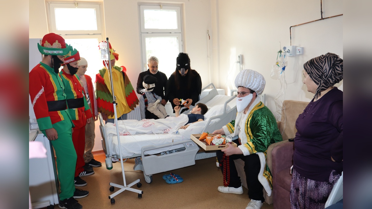 Hacivat, Karagöz ve Nasreddin Hoca Hastanedeki Çocukları Sevindirdi