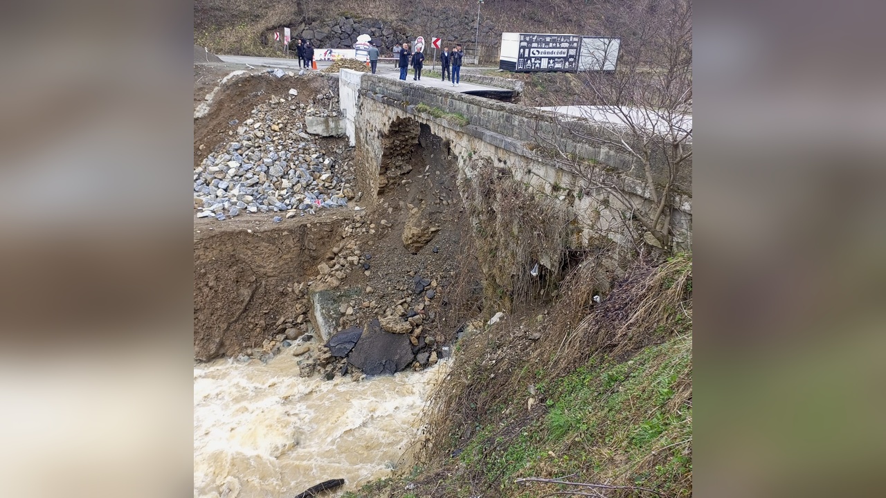 Trabzon'da Heyelan Nedeniyle Köprü Çöktü